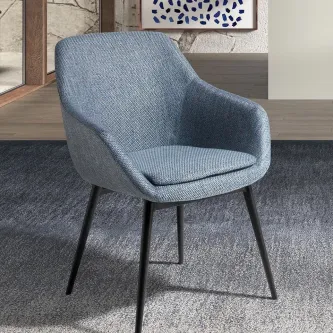 Cadeira lunar azul estofada com braços e pés metálicos pretos