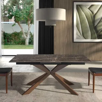 Mesa de jantar extensível Barnard castanha com tampo escuro e base em cruz