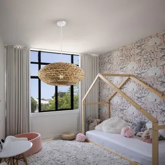 Candeeiro suspenso Nana em rattan dourado redondo sobre cama infantil.