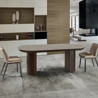 Mesa extensível Irati oval em madeira com pés canelados e duas cadeiras bege