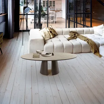 Mesa de centro Samara redonda em madeira clara com base dupla cónica em sala contemporânea