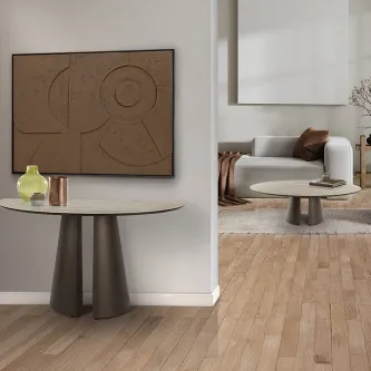 Consola Samara redonda com tampo claro e base pedestal dupla junto a parede