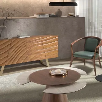 Aparador Ondel em madeira com frentes onduladas e pés metálicos numa sala contemporânea