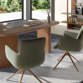 Secretária Vidal em madeira clara com duas cadeiras verdes estofadas junto a janela