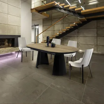 Mesa de jantar extensível Capri em madeira com base preta e quatro cadeiras brancas