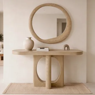 Consola Laysa em madeira clara com espelho redondo e vaso decorativo