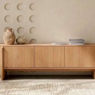 Móvel TV Sidney New em madeira clara com três portas e vasos decorativos