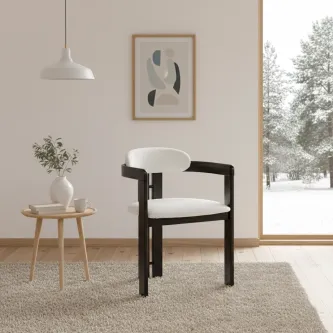 Cadeira Eiden em madeira escura com estofos brancos junto a mesa lateral