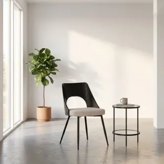 Cadeira Gilda Mo preta com assento bege, mesa lateral redonda e vaso de planta