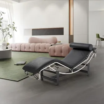 Chaise longue Leco em pele preta com estrutura cromada numa sala moderna