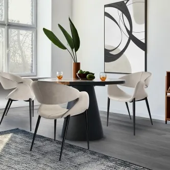 Cadeira giro branca giratória com pernas pretas junto a mesa de jantar redonda