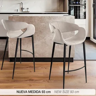 Banco alto giro bege estofado com pernas metálicas pretas e apoio para os pés