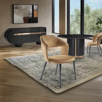 Cadeira Willy bege com costas curvas e pés metálicos, em sala de jantar junto a mesa redonda