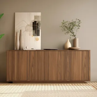 Aparador Dual em madeira com quatro portas, espelho apoiado e vasos decorativos