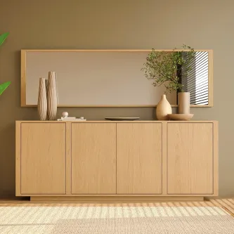 Aparador dual de madeira clara com espelho horizontal e vasos decorativos