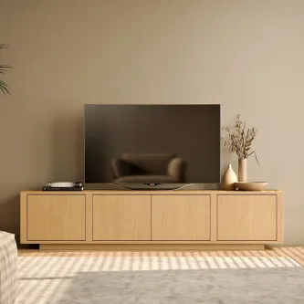 Móvel tv dual em madeira clara com televisão e objetos decorativos