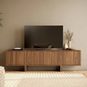 Móvel TV dual com pés em madeira com televisão e vasos decorativos