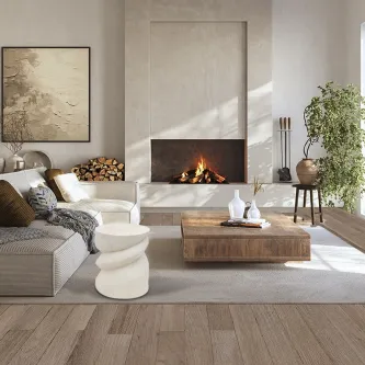Mesa de apoio Salomon branca com formas onduladas em sala com lareira