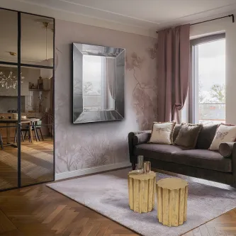 Mesa de apoio estriada em madeira clara, duas peças junto a sofá