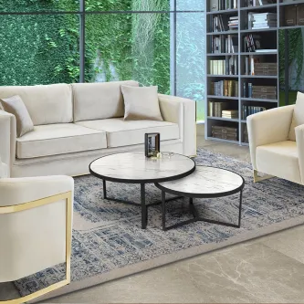 Conjunto de duas mesas redondas com tampo branco marmoreado e estrutura metálica preta