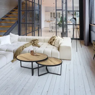 Conjunto de 2 mesas de centro Naira MD com tampos de madeira e pés metálicos pretos junto a sofá