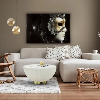 Mesa de centro Candy redonda branca com base dourada à frente de sofá cinzento