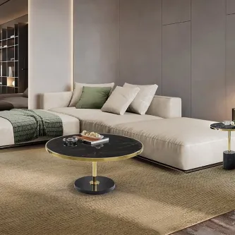 Mesa de centro Dekala redonda com tampo preto e aro dourado numa sala moderna