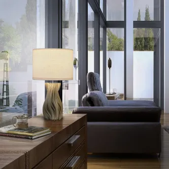 Candeeiro de mesa Merlin com base texturada em madeira e cúpula bege numa sala