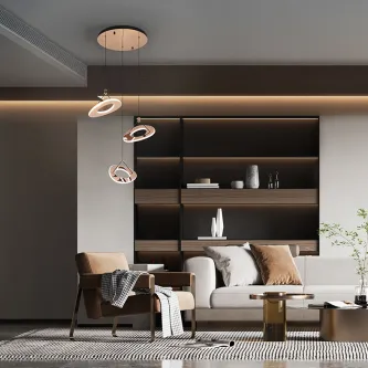 Candeeiro de teto Mirena 3L com três anéis suspensos sobre sofá em sala moderna
