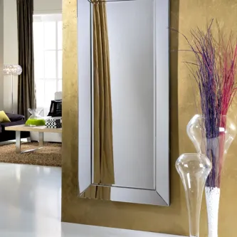 Espelho Roma GR retangular com moldura prateada numa parede dourada