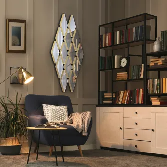 Espelho Romulo em mosaico de losangos, pendurado na parede de sala contemporânea