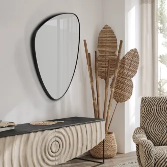 Espelho Orio triangular preto na parede acima de consola decorativa