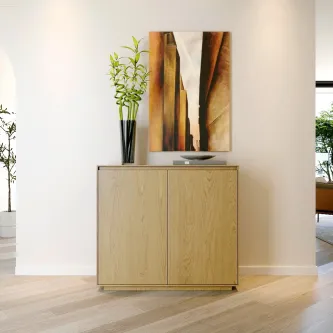 Sapateira nórdica em madeira clara com duas portas, vaso alto e quadro abstrato
