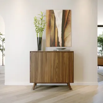 Sapateira nórdica de madeira com pés e vaso decorativo no tampo