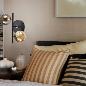 Aplique Dar 2L candeeiro de parede com dois globos de vidro, suporte preto junto à cama
