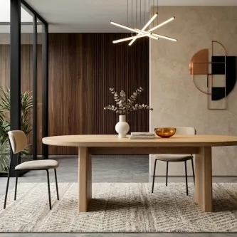 Mesa oval Blair em madeira clara com cadeiras e candeeiro moderno.