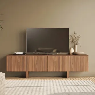 Móvel TV em madeira com três portas e pés, televisão e decoração minimalista