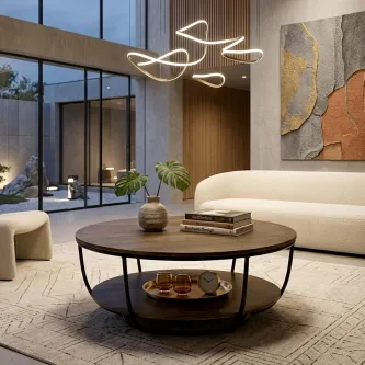 Mesa de centro Delhi redonda em madeira escura com prateleira inferior, em sala moderna