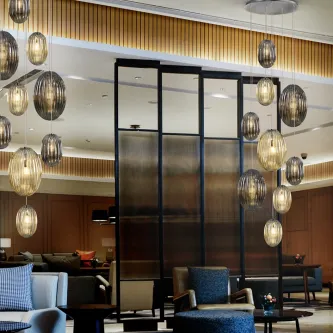 Candeeiro de teto Ovila 9L grande com nove pendentes ovais em vidro e luz quente