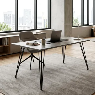 Secretária cimento com tampo cinzento e pernas metálicas finas em escritório luminoso