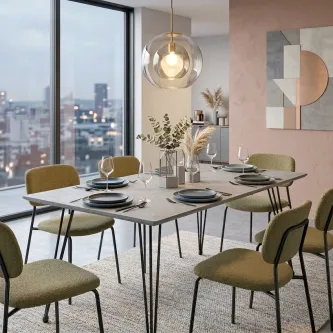 Mesa de jantar cimento com tampo cinzento, seis cadeiras verdes e candeeiro suspenso