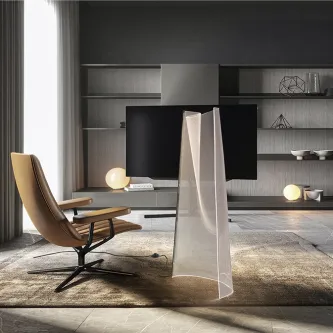 Candeeiro de pé velos cromado translúcido em sala moderna com poltrona castanha