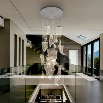 Candeeiro suspenso com várias placas translúcidas onduladas pendentes de base circular