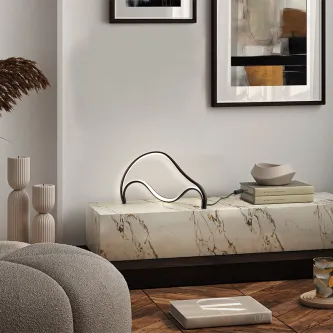 Candeeiro de mesa Danza PQ metálico em forma ondulada sobre consola de mármore