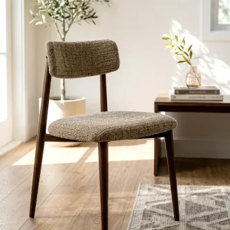 Cadeira Tanaro estofada com pernas em madeira escura e encosto curvo