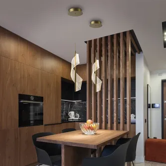 Candeeiro suspenso velas branco e dourado sobre mesa de madeira numa cozinha moderna