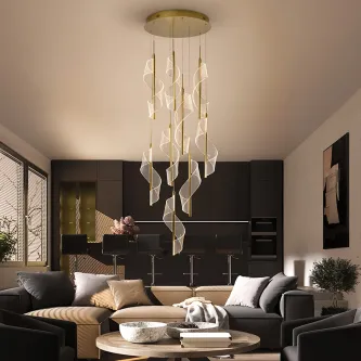 Candeeiro de teto Velas 9L em ouro com pendentes em espiral sobre sala de estar moderna