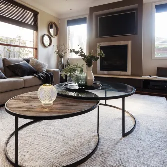 Candeeiro de mesa Austral esférico em vidro texturado iluminado sobre mesa de centro