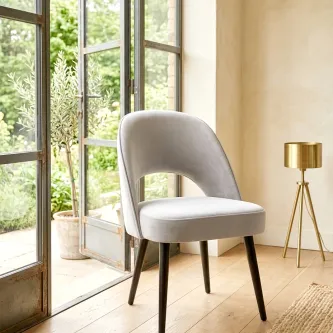 Cadeira Travil estofada cinzenta com costas curvas e pés em madeira escura