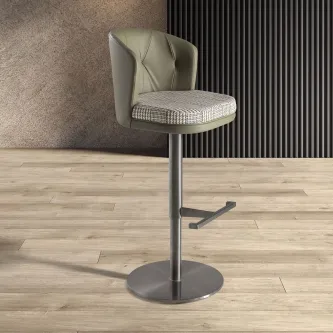 Banco de bar Narti com encosto estofado, assento xadrez e base metálica circular com apoio para pés